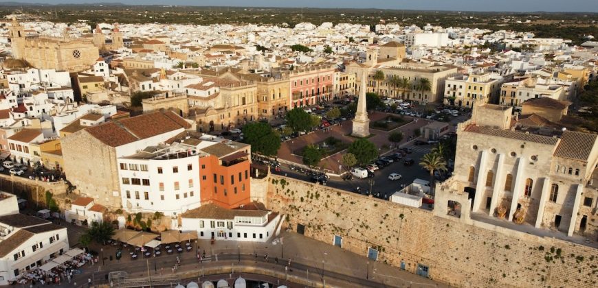 Exclusiva Oportunidad en Ciutadella: Propiedad de Lujo a Pocos Pasos del Mar