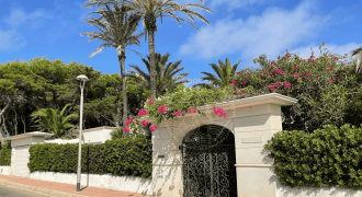 Exclusive seafront chalet with total privacy and spectacular views