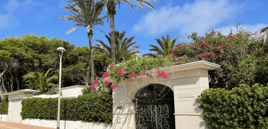 Exclusive seafront chalet with total privacy and spectacular views