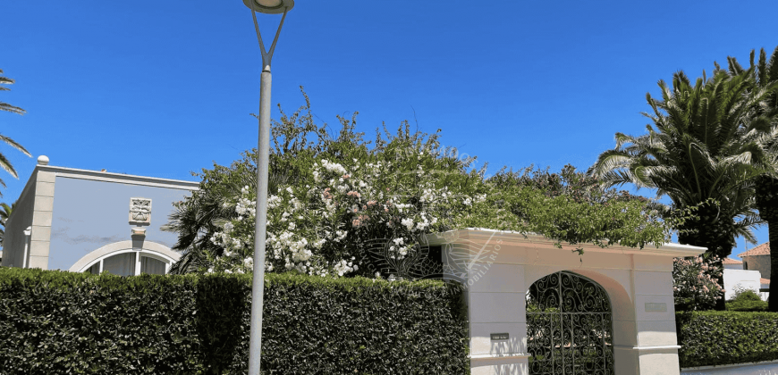Exclusive seafront chalet with total privacy and spectacular views