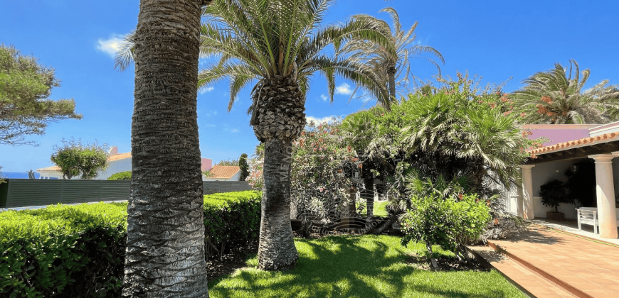 Exclusive seafront chalet with total privacy and spectacular views