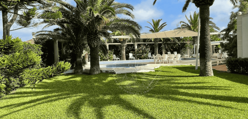 Exclusive seafront chalet with total privacy and spectacular views
