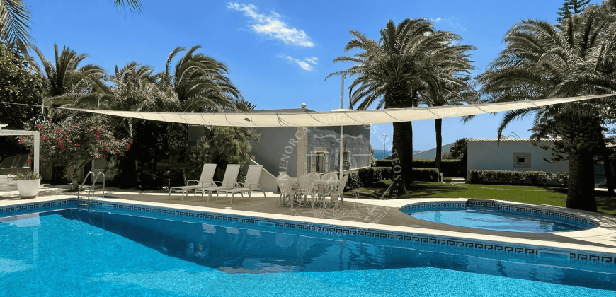 Exclusive seafront chalet with total privacy and spectacular views
