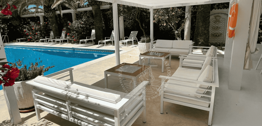Exclusive seafront chalet with total privacy and spectacular views