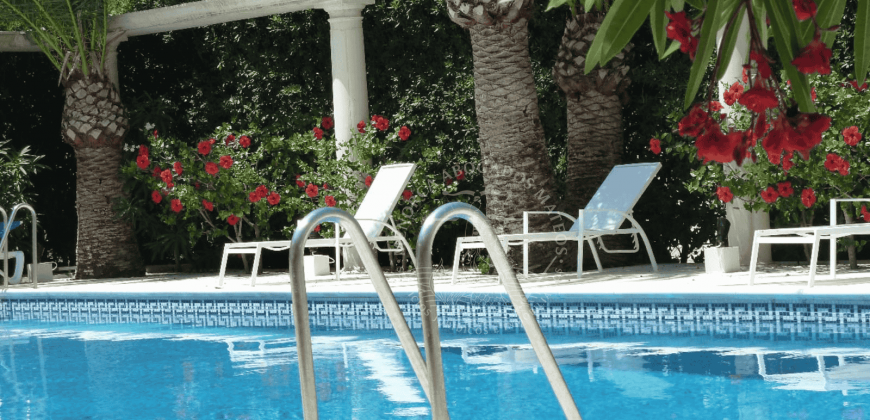 Exclusive seafront chalet with total privacy and spectacular views
