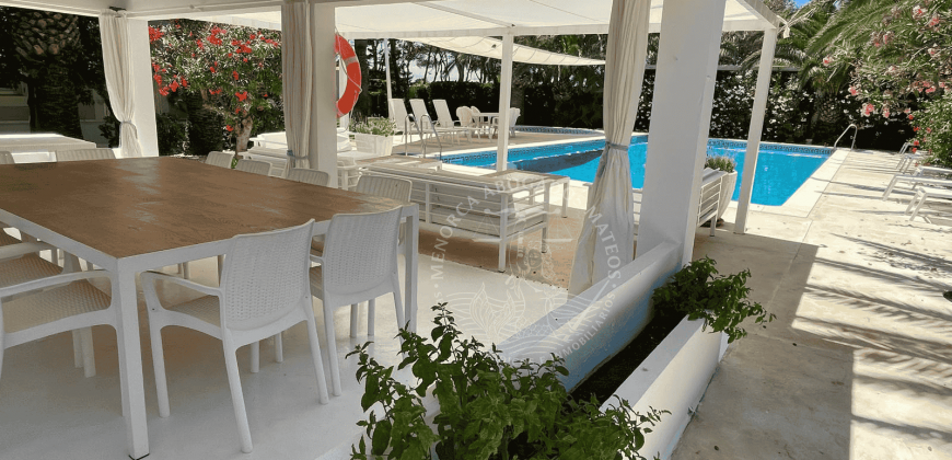 Exclusive seafront chalet with total privacy and spectacular views
