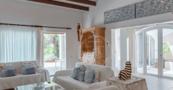 Exclusive seafront chalet with total privacy and spectacular views